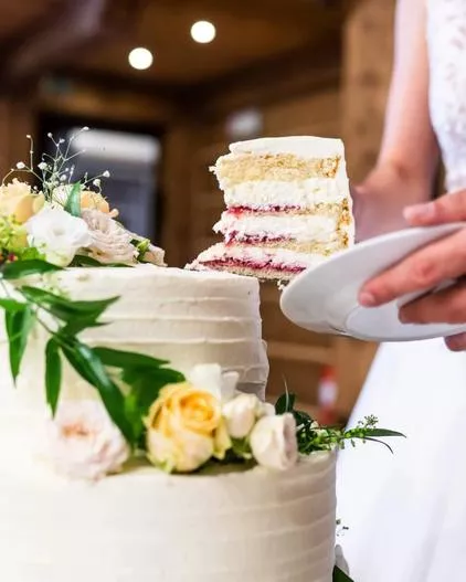 Svatební dort s květinami a zlaceným detailem