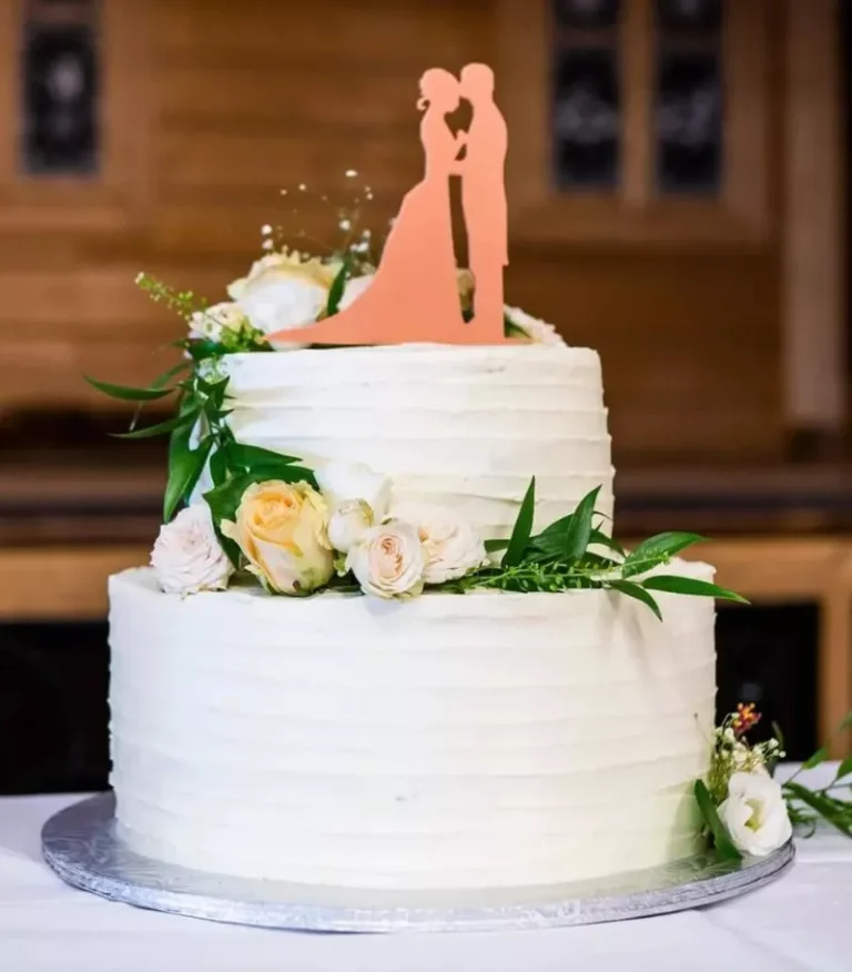 Svatební dort — elegantní bílý