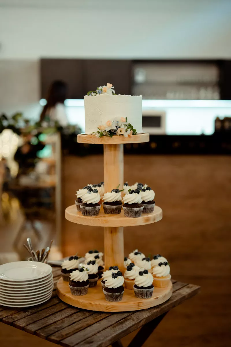 Sladký bar s cupcakes a makronkami na svatbě