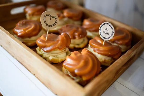 Tradiční dezerty — větrník, medovník, makronky